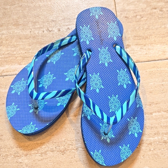 Vera Bradley Shoes - Vera Bradley Blue Turtle Print Flip Flops